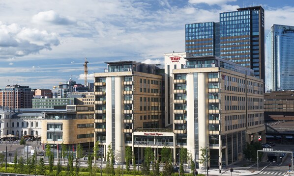 Un hôtel au design moderne, avec plusieurs étages et une entrée imposante.