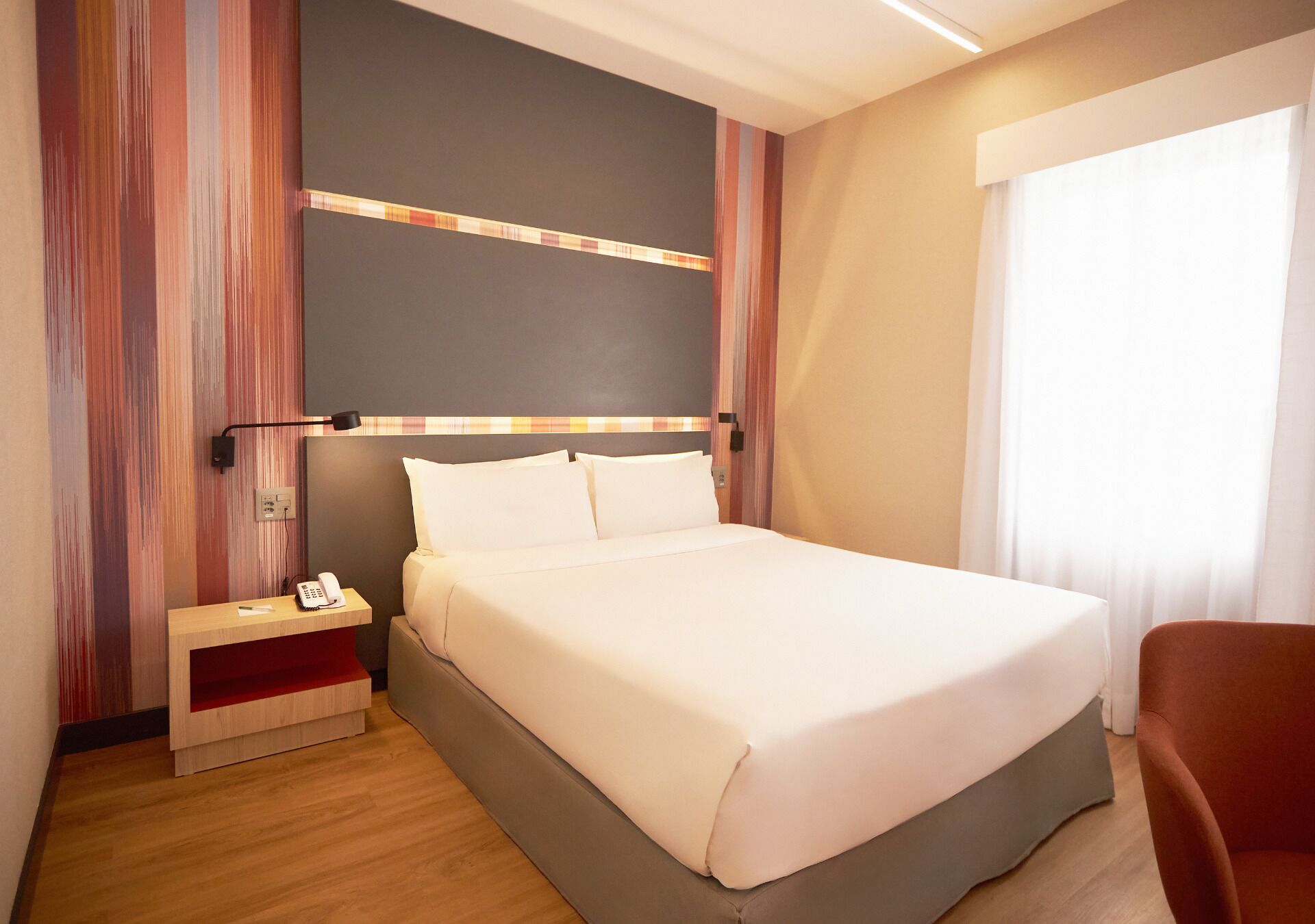 Habitación doble Deluxe | Minibar, caja de seguridad en la habitación y escritorio 