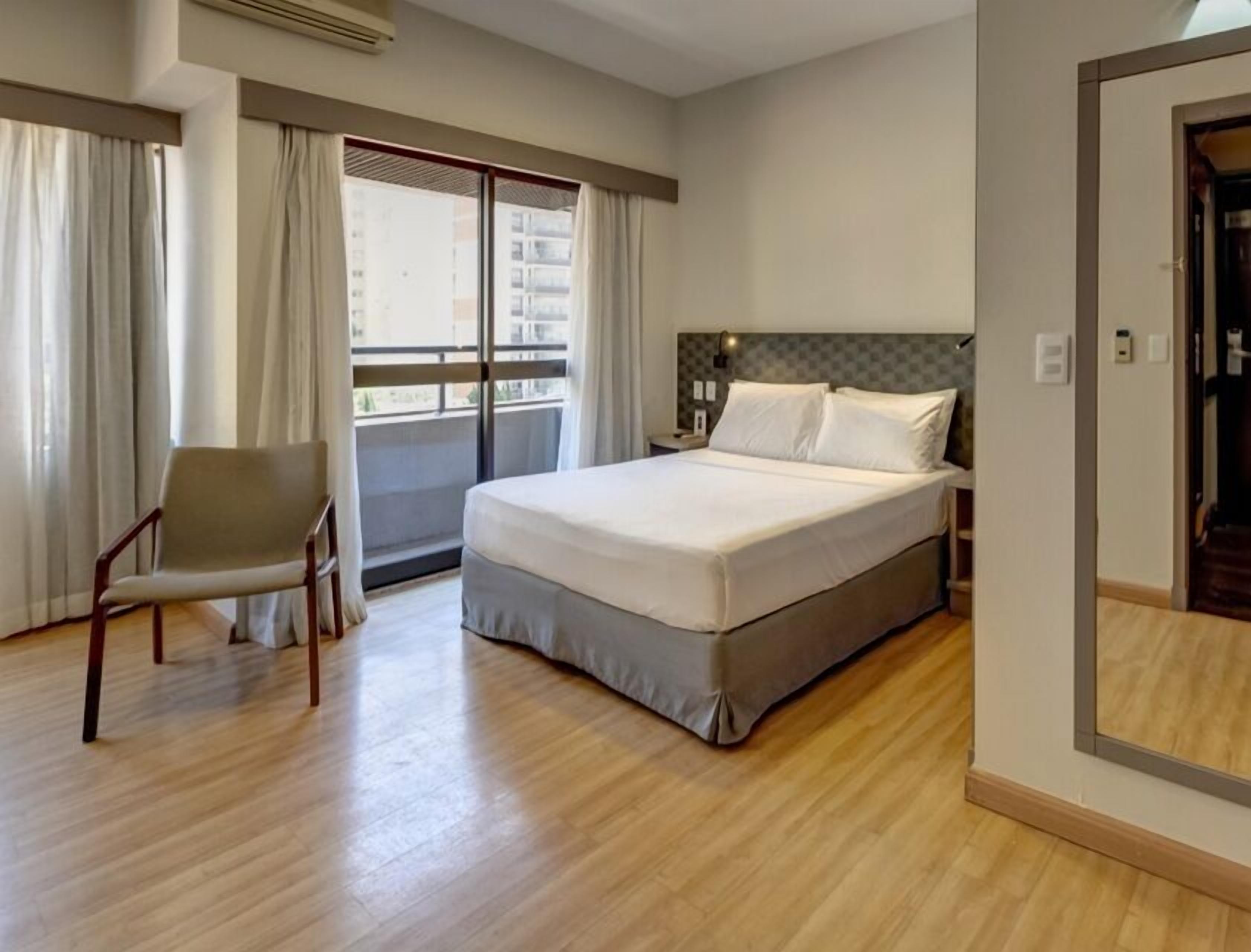 Habitación doble superior | Minibar, caja fuerte, escritorio y espacio para trabajar con un portátil