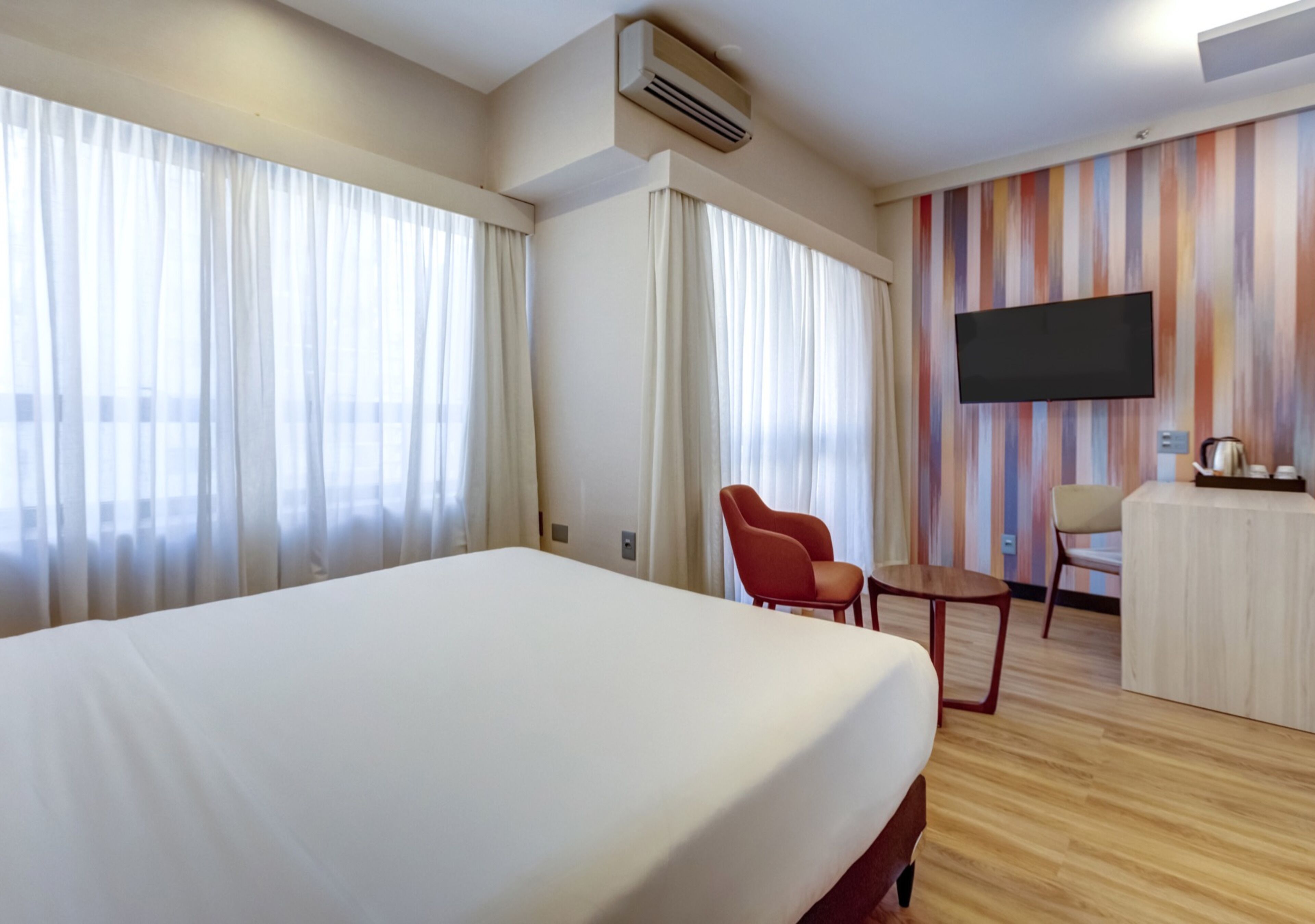 Phòng đôi Deluxe | Minibar, két bảo mật tại phòng, bàn 