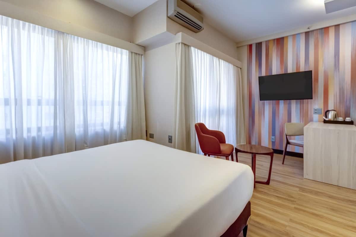 Phòng đôi Deluxe | Minibar, két bảo mật tại phòng, bàn