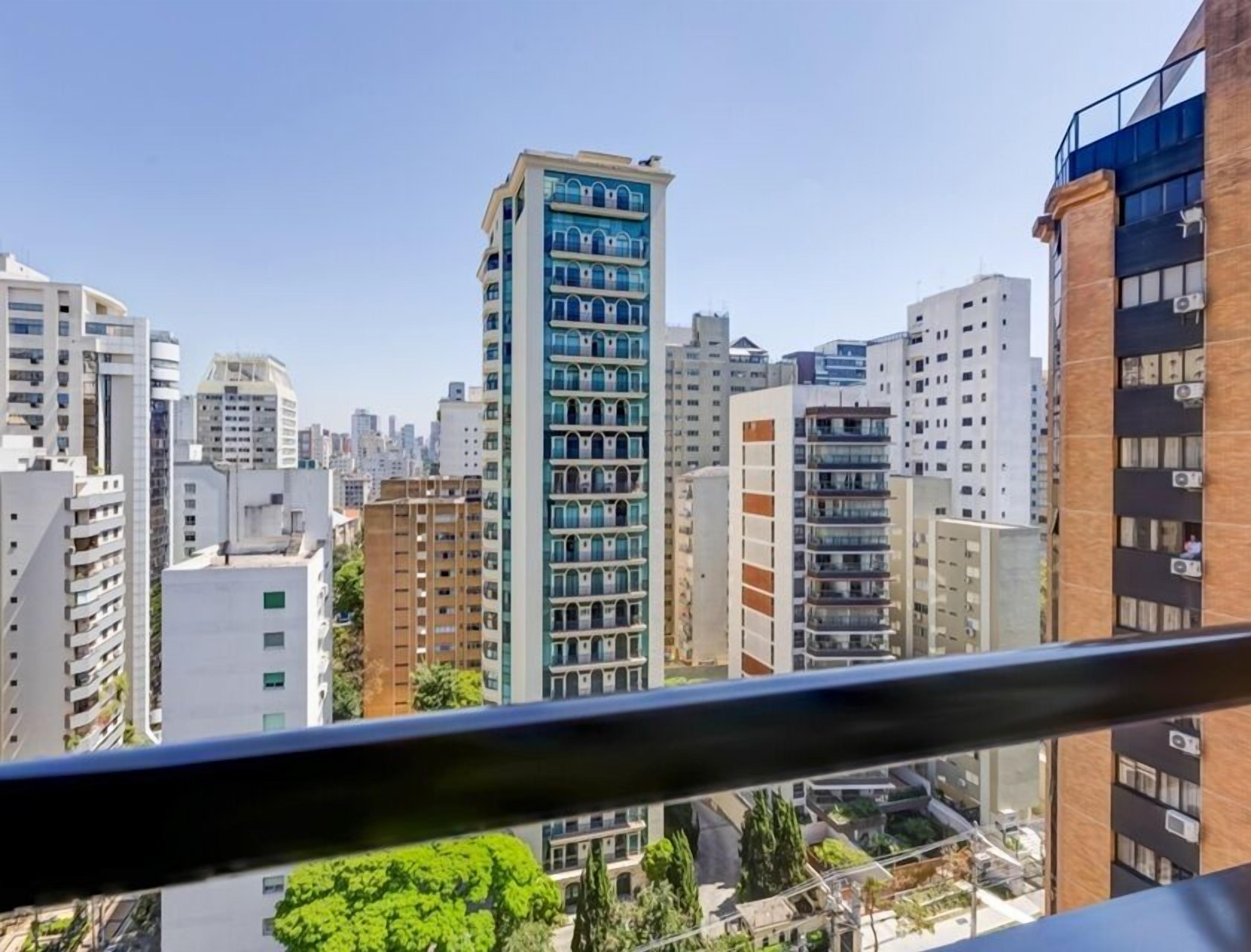 Minibar, caja de seguridad en la habitación y escritorio 