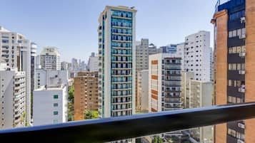 Minibar, caja de seguridad en la habitación y escritorio