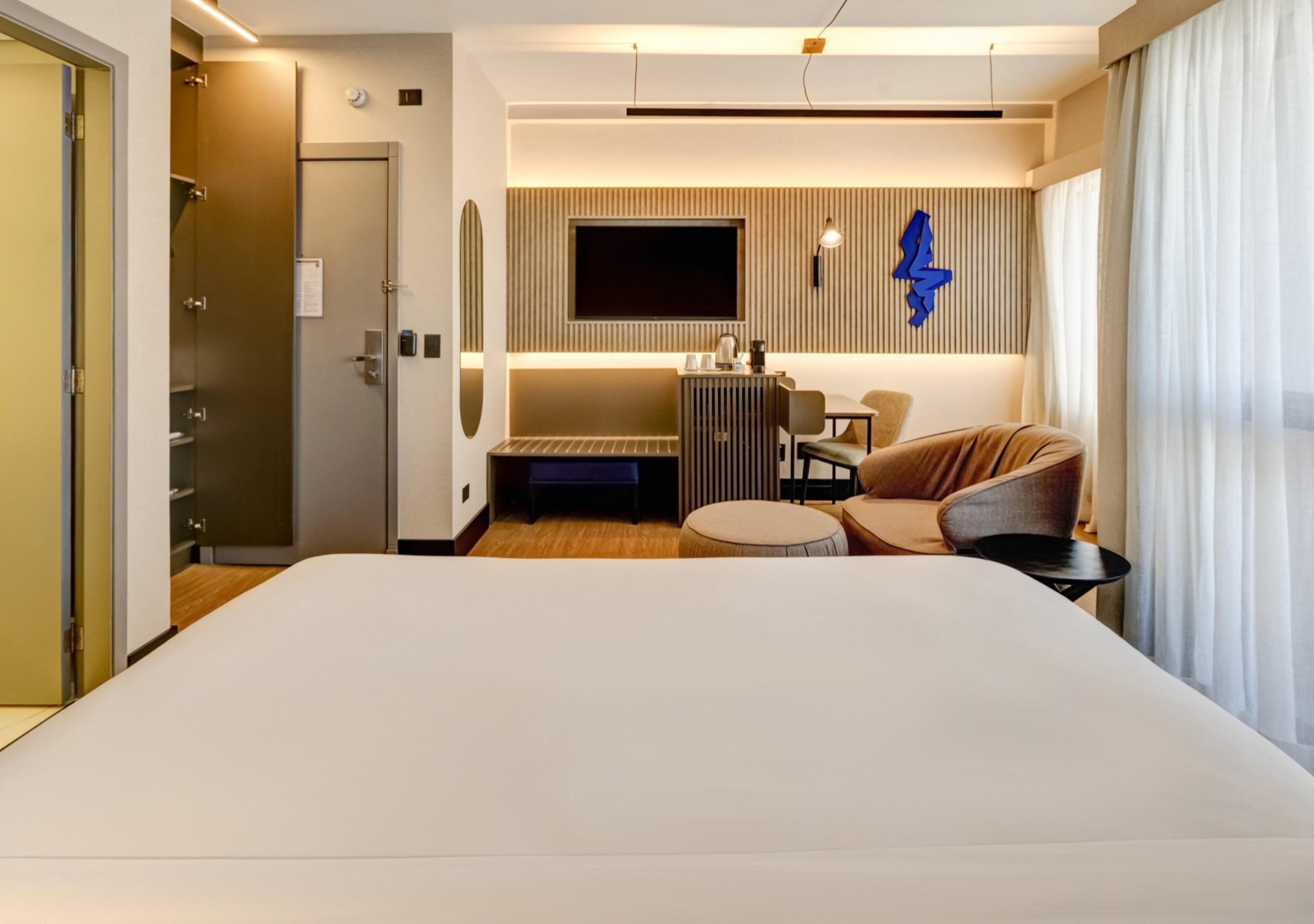 Minibar, in-room safe, desk, laptop workspace