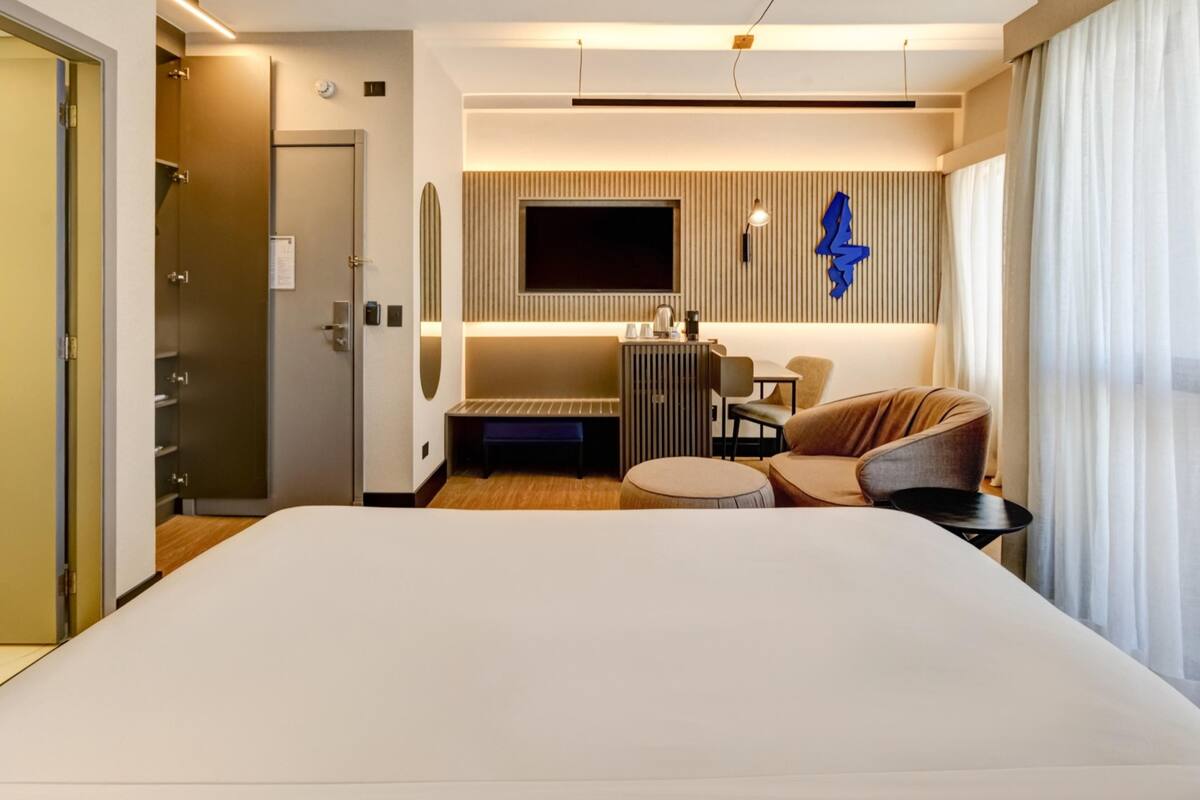 Minibar, in-room safe, desk, laptop workspace
