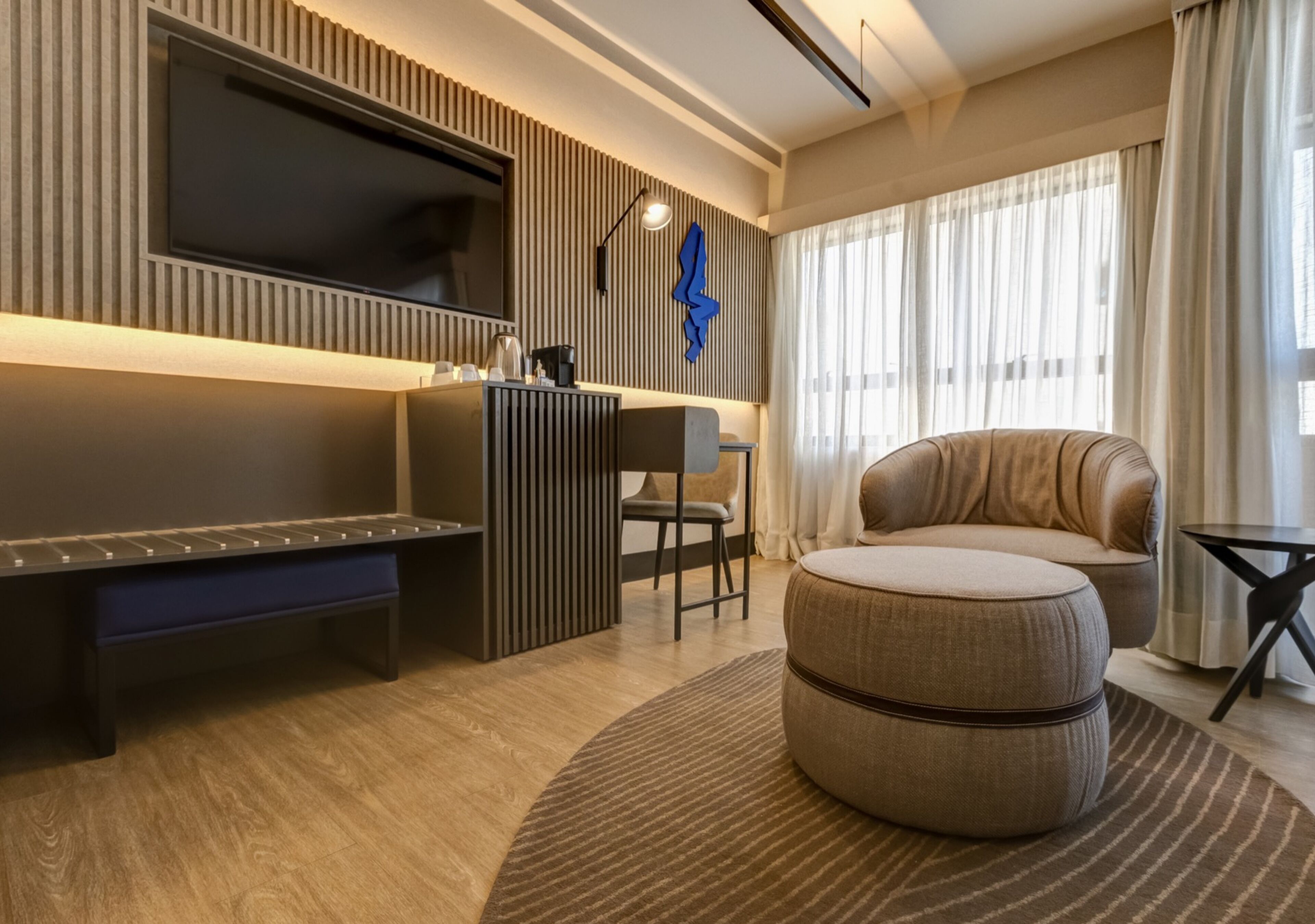 Phòng hạng Business, 1 giường cỡ king | Khu phòng khách | TV LCD 43-inch có truyền hình cáp 