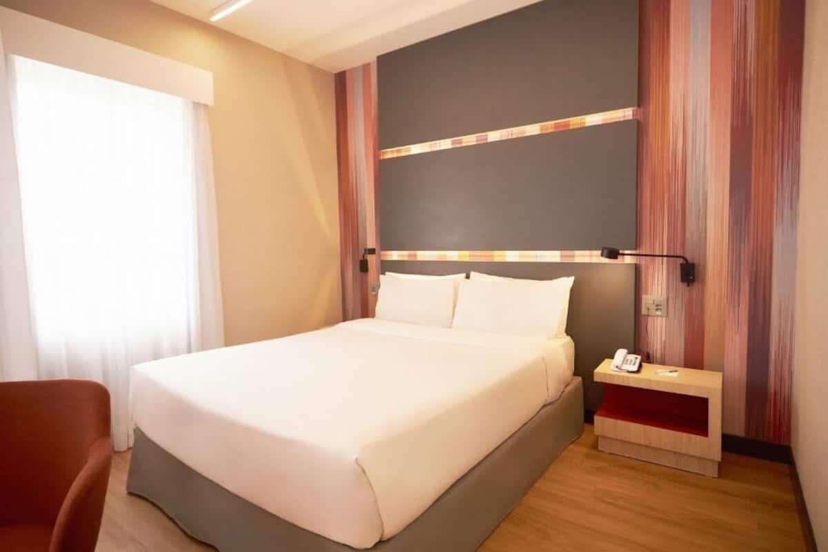 Luxo Handicapped | Minibar, brankas, meja kerja, dan ruang kerja ramah laptop