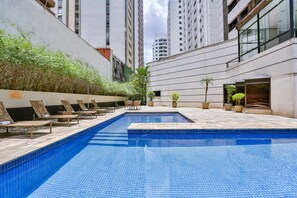Outdoor pool, open 7:00 AM to 10:00 PM, pool loungers - Quality Hotel Paulista - Sao Paulo (São Paulo)