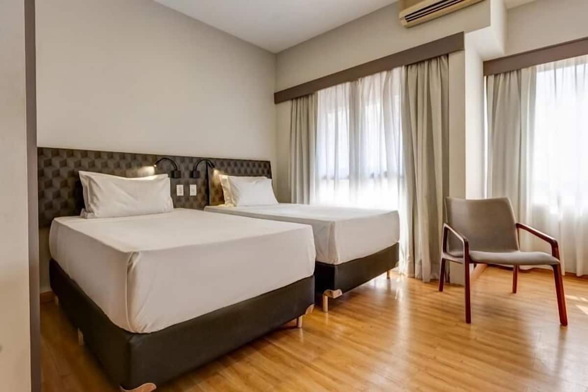 Minibar, Zimmersafe, Schreibtisch, laptopgeeigneter Arbeitsplatz