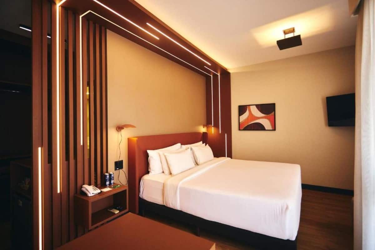 Minibar, Zimmersafe, Verdunkelungsvorhänge, schallisolierte Zimmer