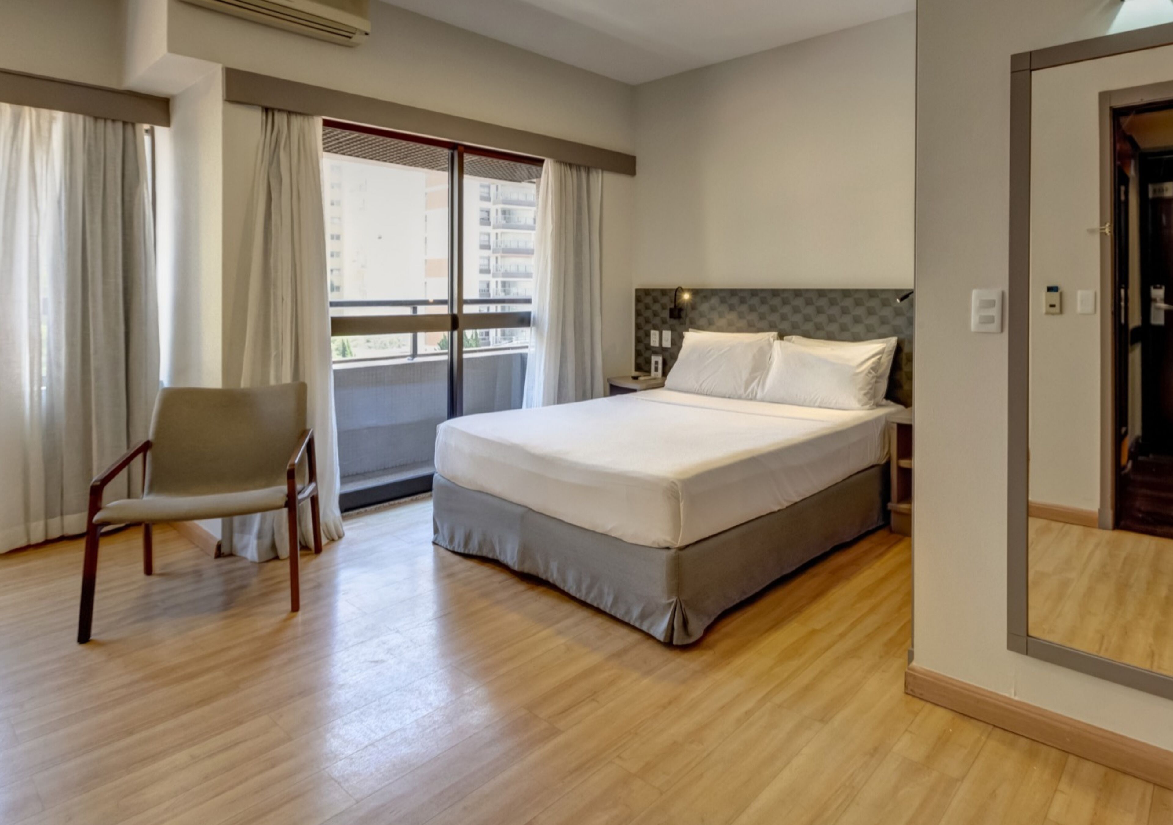 Executive Room, 1 Queen Bed | Minibar, in-room safe, desk, laptop workspace