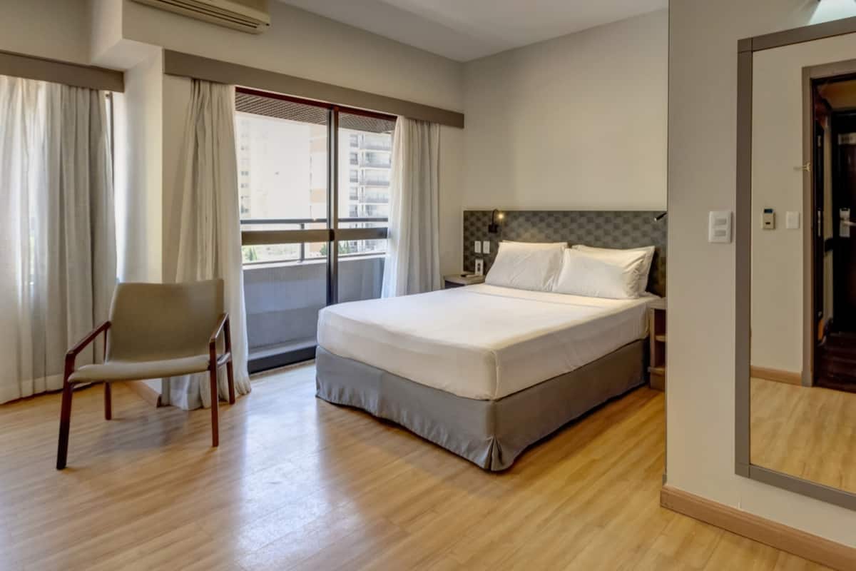 Minibar, brankas, meja kerja, dan ruang kerja ramah laptop