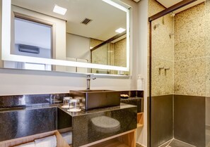 Executive Room | Bathroom | Eco-friendly toiletries, hair dryer, towels, soap - Quality Hotel Paulista - Sao Paulo (São Paulo)