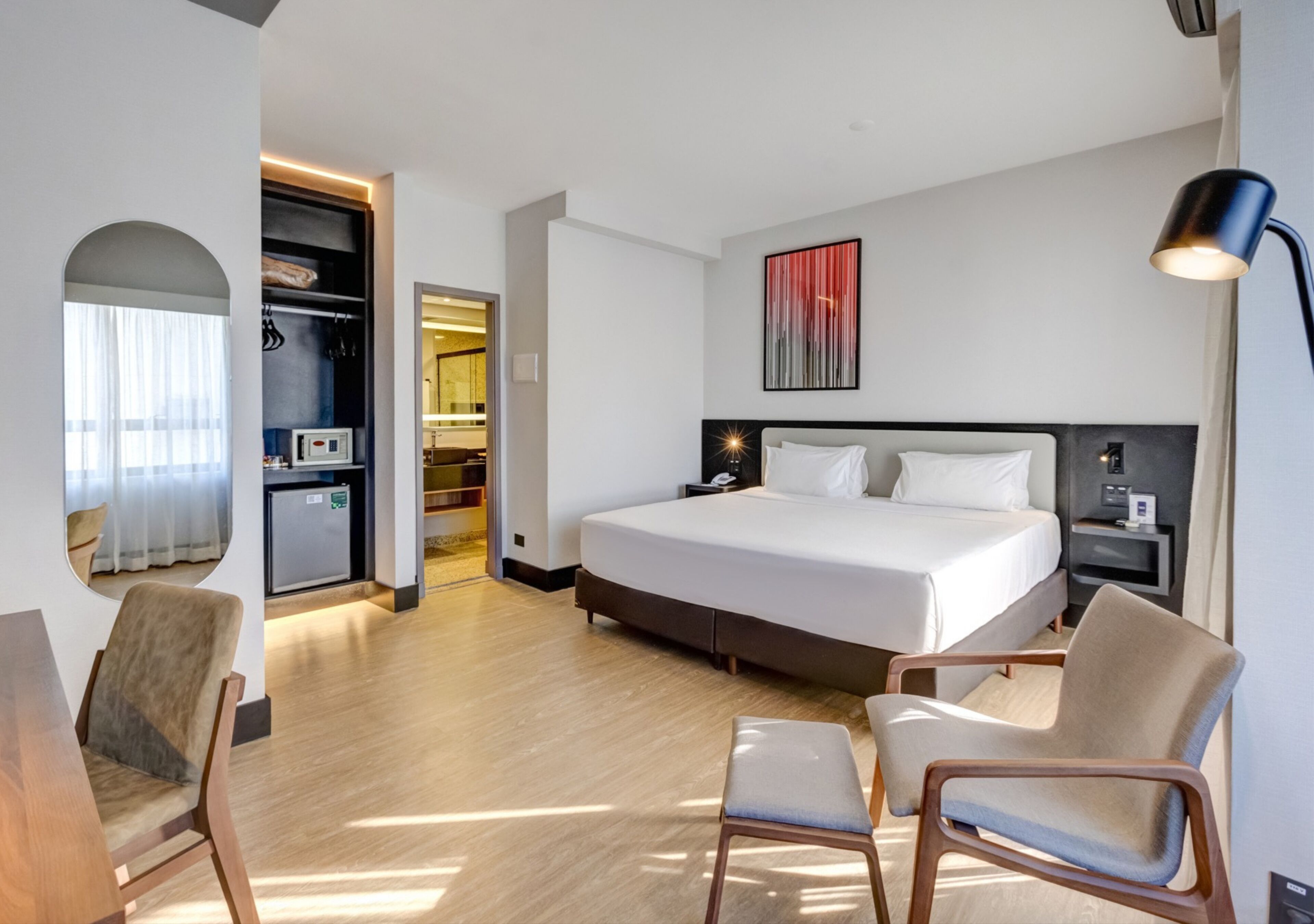 Minibar, két bảo mật tại phòng, bàn 