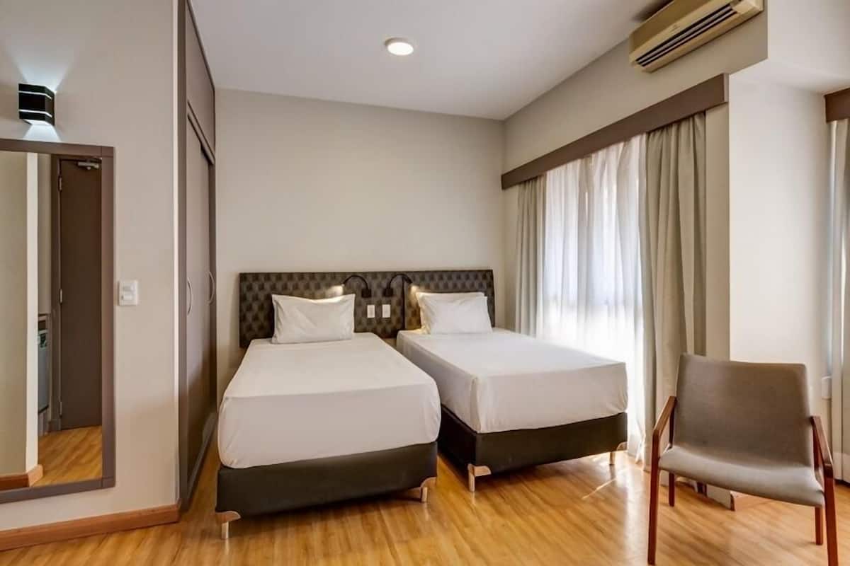 Habitación superior con 2 camas individuales | Minibar, caja fuerte, escritorio y espacio para trabajar con un portátil