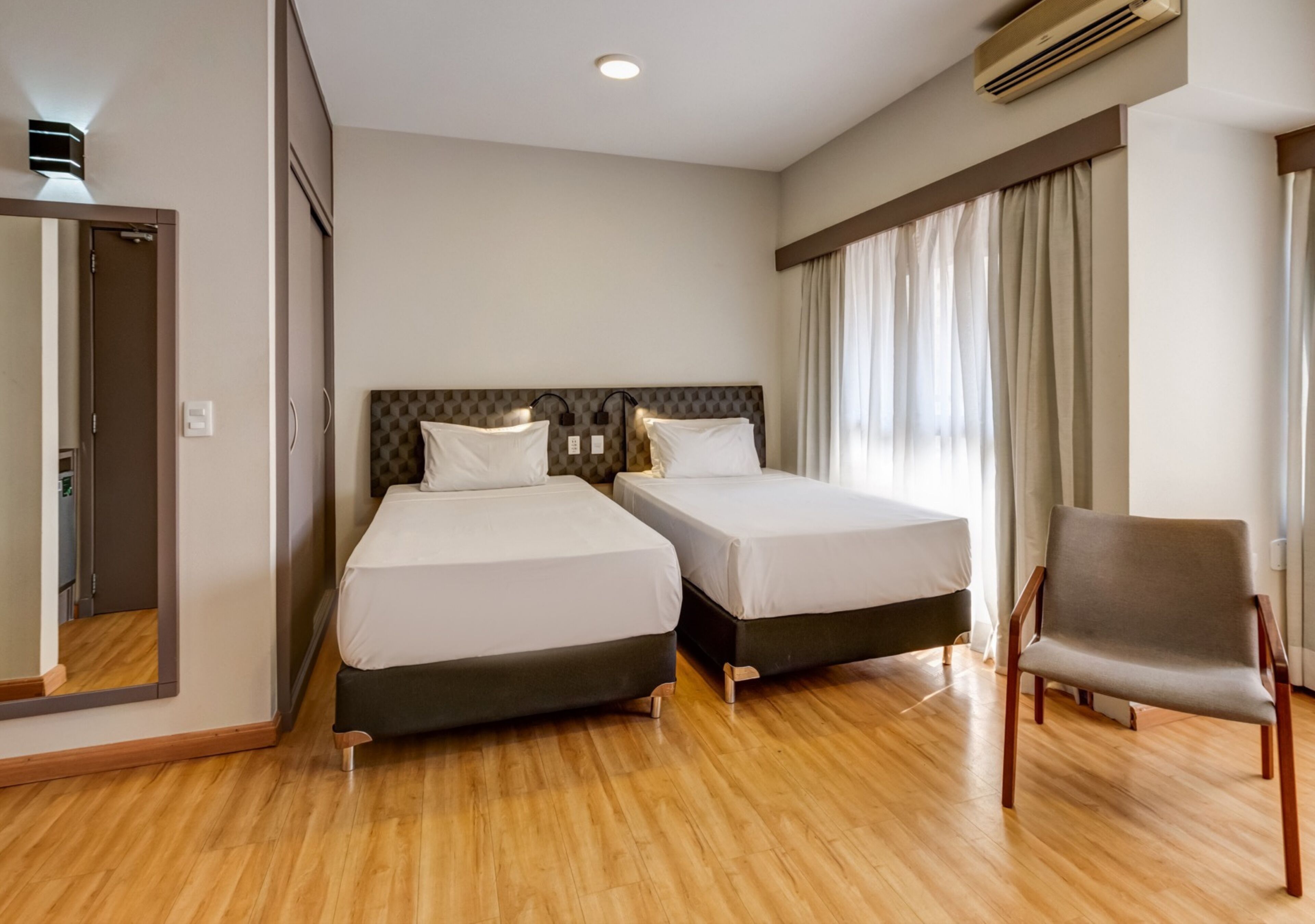 Executive Twin Room | Minibar, in-room safe, desk, laptop workspace