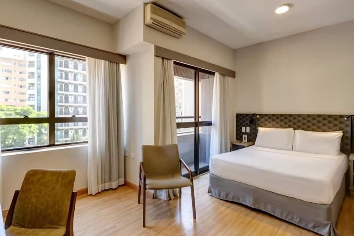 Minibar, Zimmersafe, Schreibtisch, laptopgeeigneter Arbeitsplatz