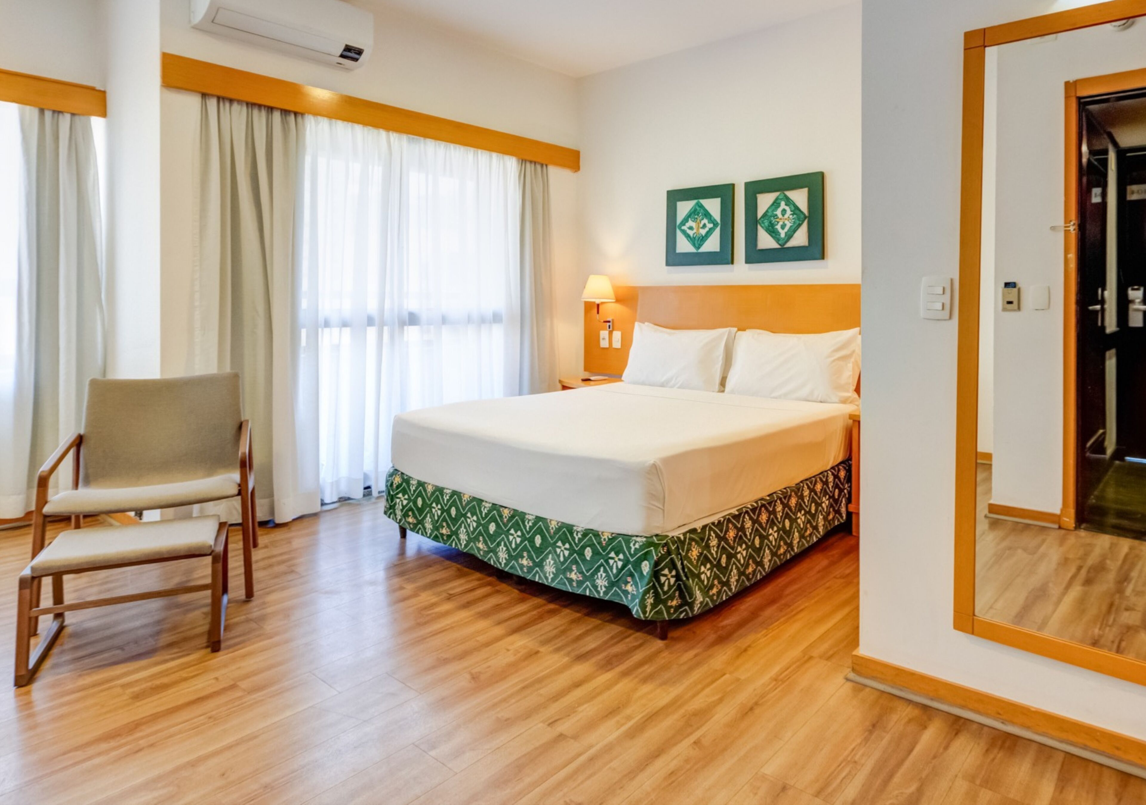 Habitación doble estándar, para no fumadores | Minibar, caja de seguridad en la habitación y escritorio 