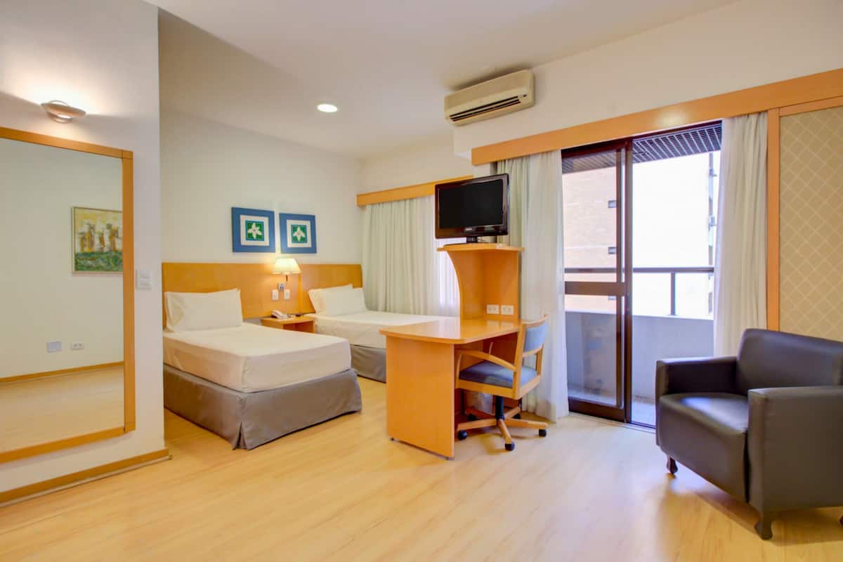 迷你吧、房內夾萬、書桌、手提電腦工作空間