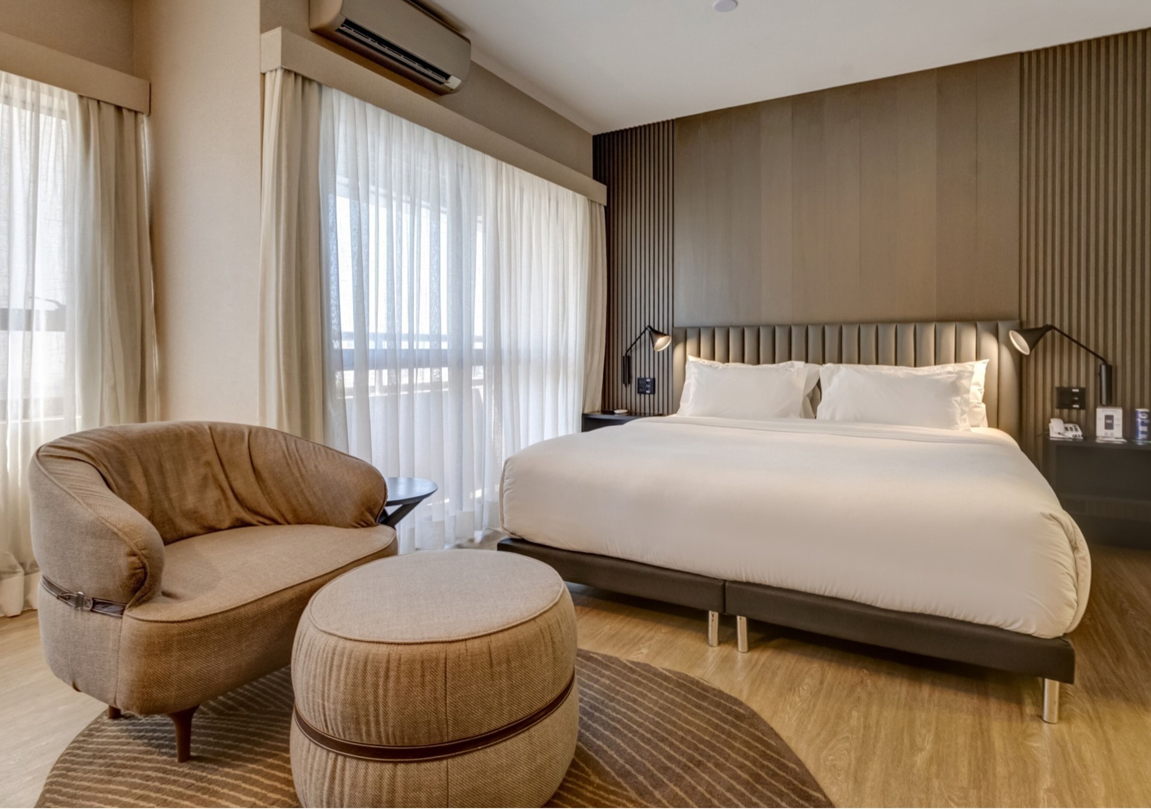 Habitación empresarial, 1 cama King size | Minibar, caja de seguridad en la habitación y escritorio 