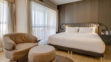 Quarto empresarial, 1 cama King | Frigobar, cofres nos quartos, escrivaninha