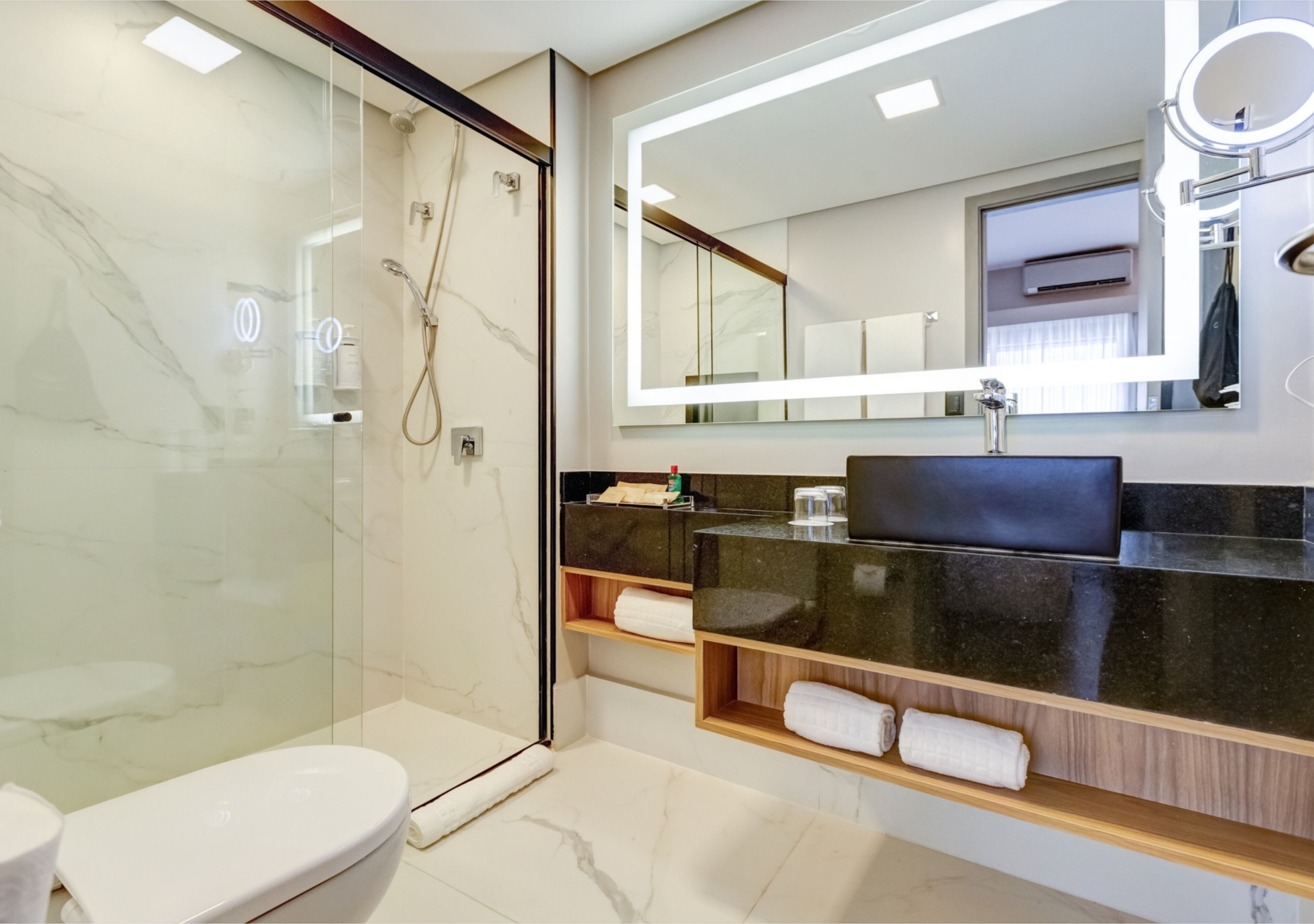 Chambre Affaires, 1 très grand lit | Salle de bain | Articles de toilette écologiques, sèche-cheveux, serviettes fournies