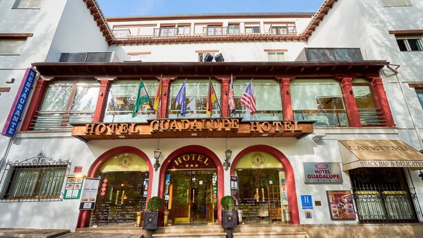Un hotel con un cartel llamativo que dice "HOTEL GUADALUPE HOTEL".