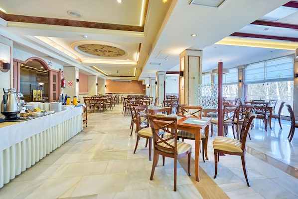 Café da manhã com buffet todos os dias (EUR 12 por pessoa)