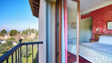 Double Room (Alhambra Views) | Hypo-allergenic bedding, down duvets, minibar, in-room safe