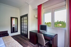 Double or Twin Room | Hypo-allergenic bedding, down comforters, minibar, in-room safe - Crisol Guadalupe (Granada)