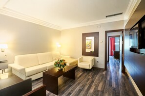 Junior Suite (Cuadruple) | Hypo-allergenic bedding, down comforters, minibar, in-room safe