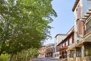 Une rue bordée d’immeubles, dont un hôtel appelé « Hôtel Guadaloupe ».
