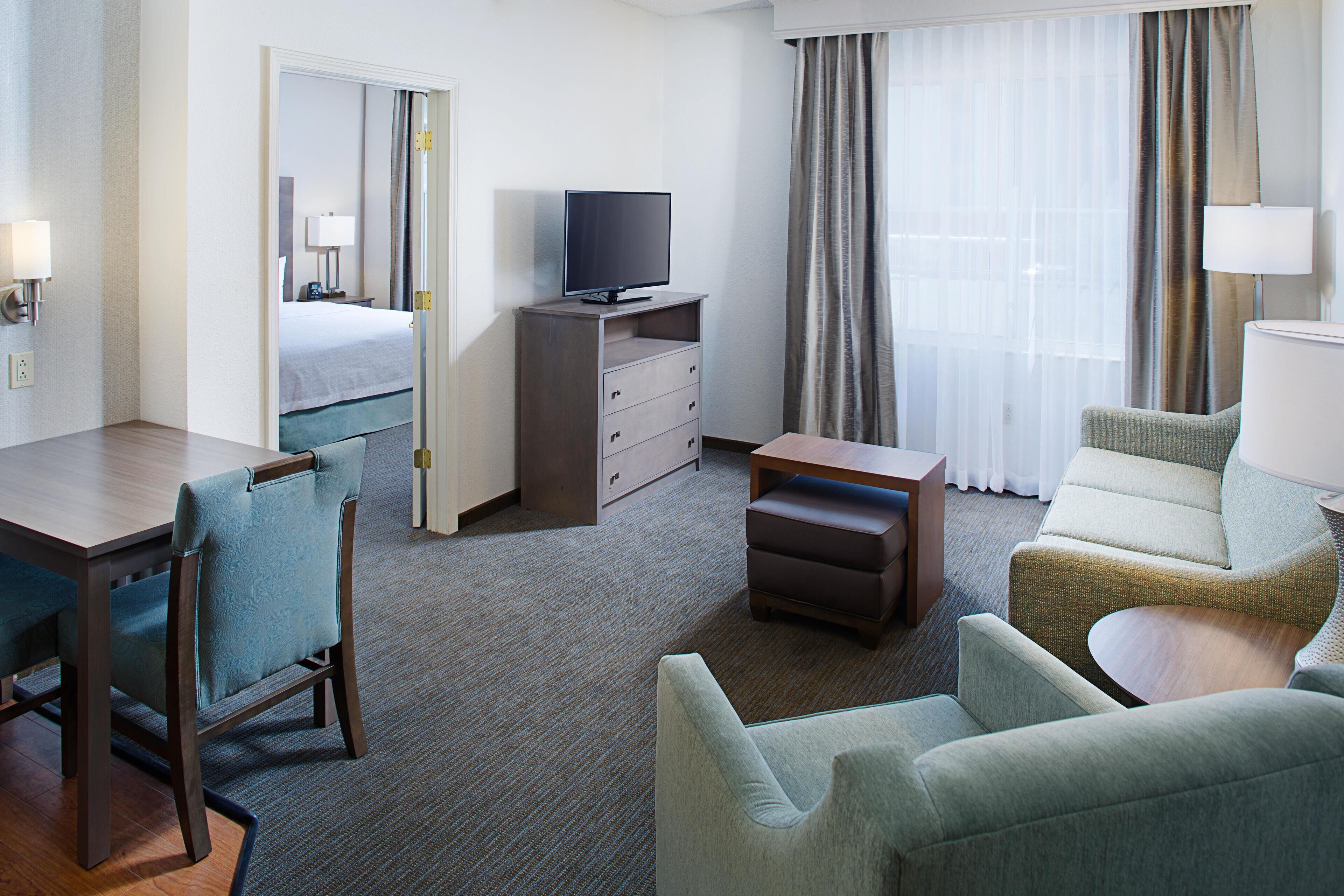 Roupas de cama premium, escrivaninha, espaço de trabalho para notebook