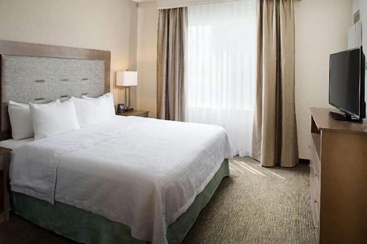 Ylelliset vuodevaatteet, työpöytä