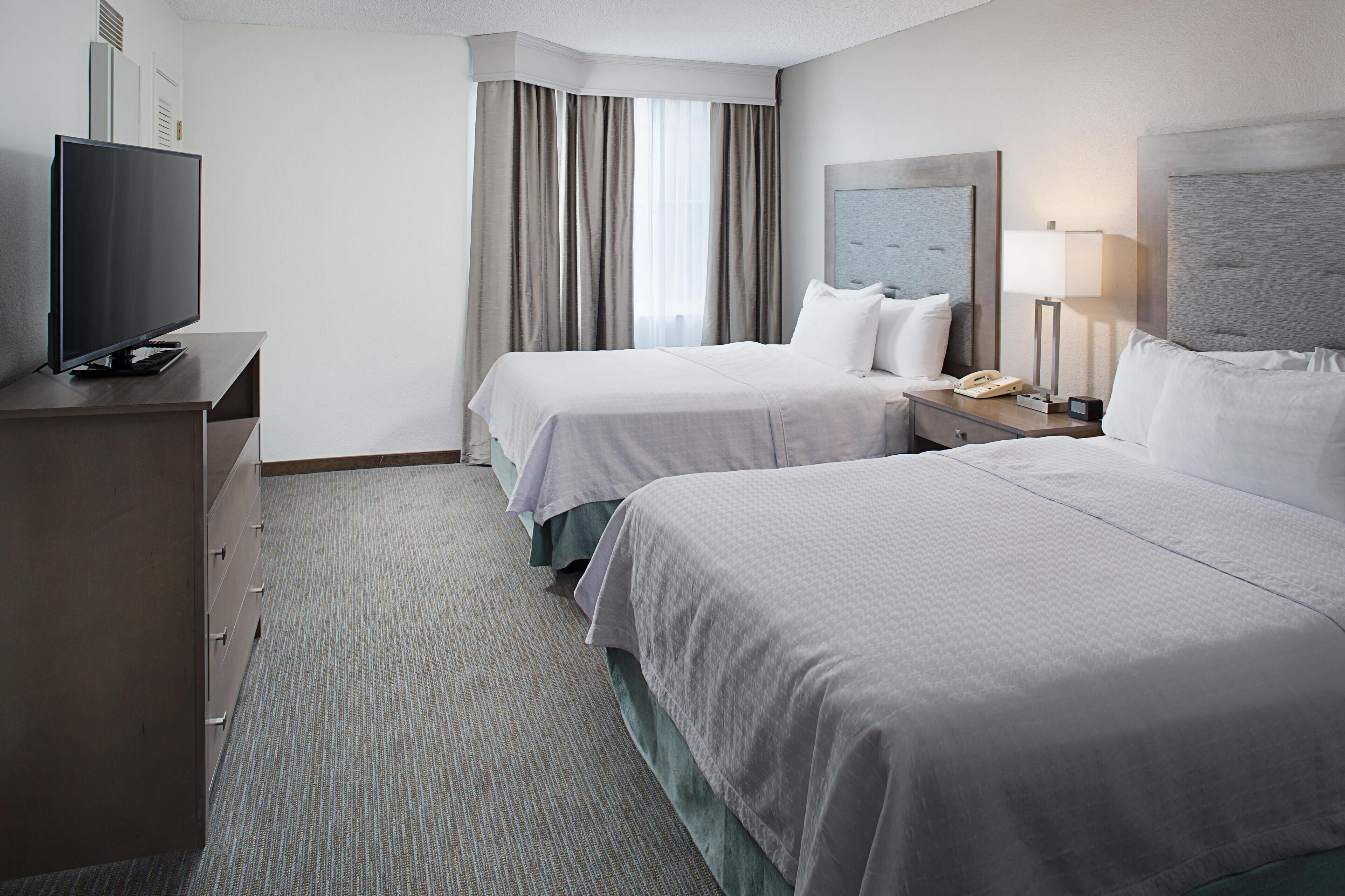 Roupas de cama premium, escrivaninha, espaço de trabalho para notebook