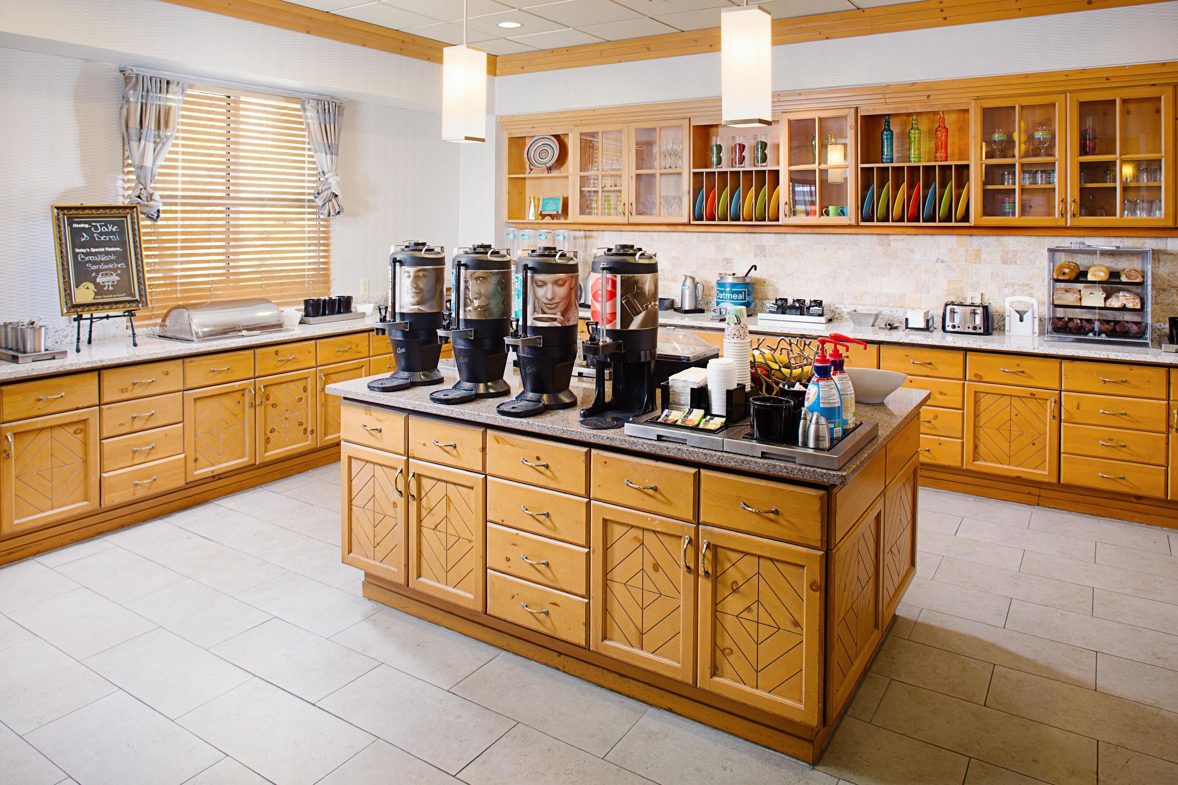 朝食 (ビュッフェ)、毎日提供 (無料)