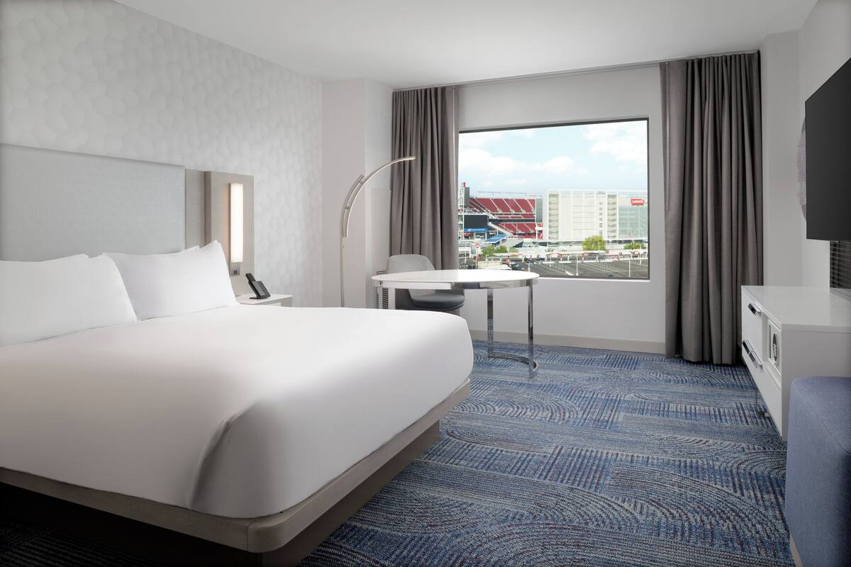 高級客房, 1 張特大雙人床 (Levi Stadium View) | 高級寢具、特厚豪華床墊、房內夾萬、書桌