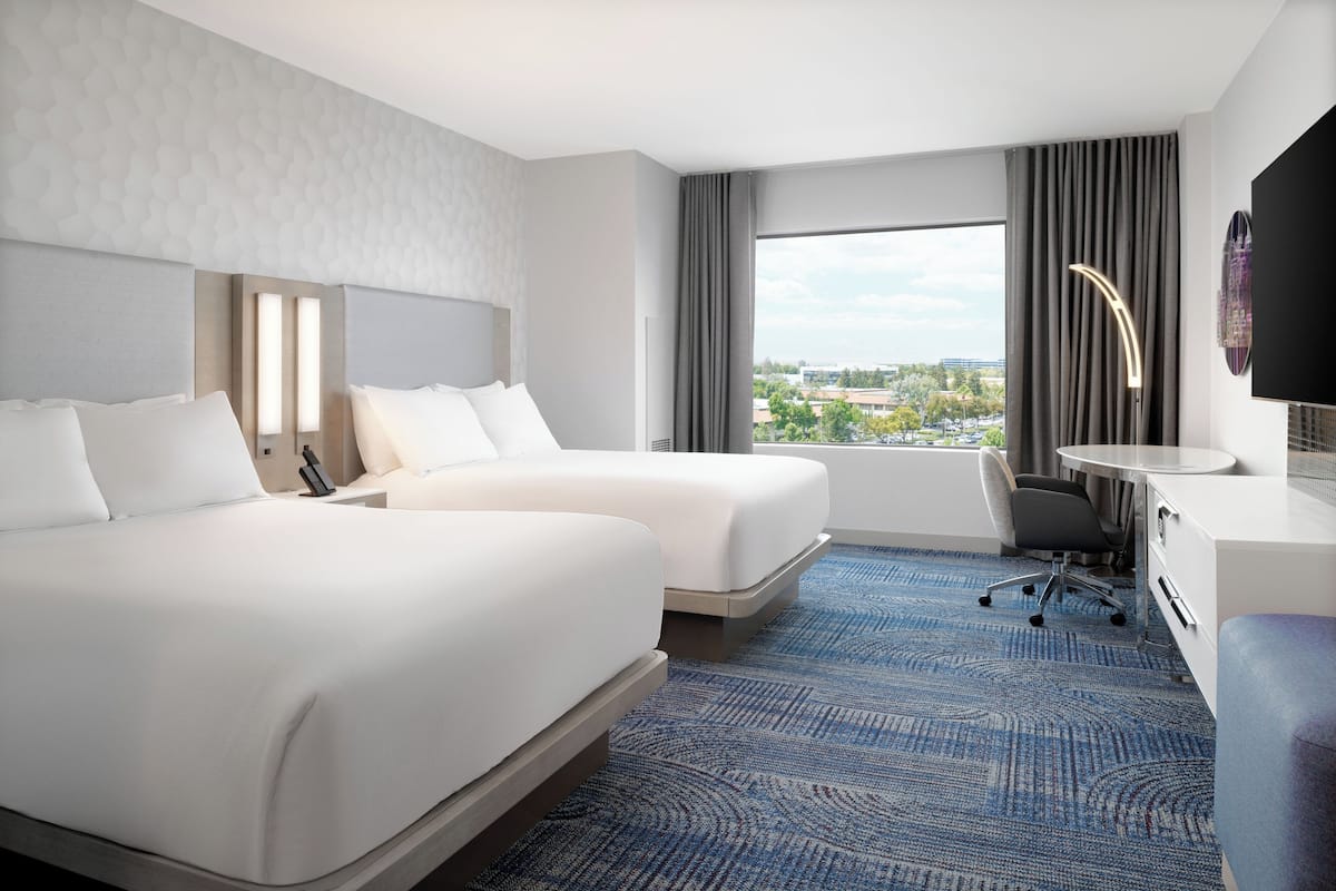 Chambre Deluxe, 2 grands lits, accessible aux personnes à mobilité réduite (Hearing) | Literie de qualité, lit avec matelas à plateau-coussin