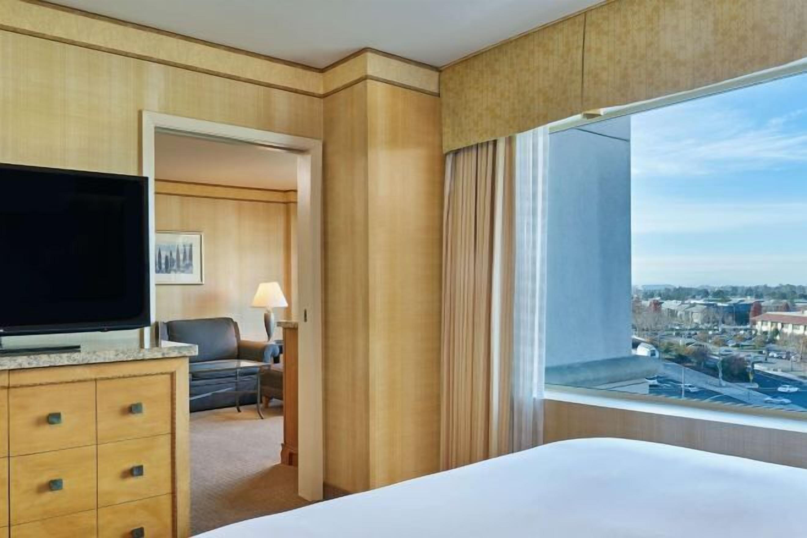 高級寢具、舒適加層、客房內保險箱、書桌