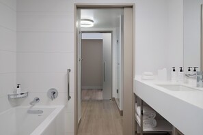 Suite, 1 King Bed, Accessible, Bathtub (Mobility & Hearing) - Hilton Santa Clara (Santa Clara)