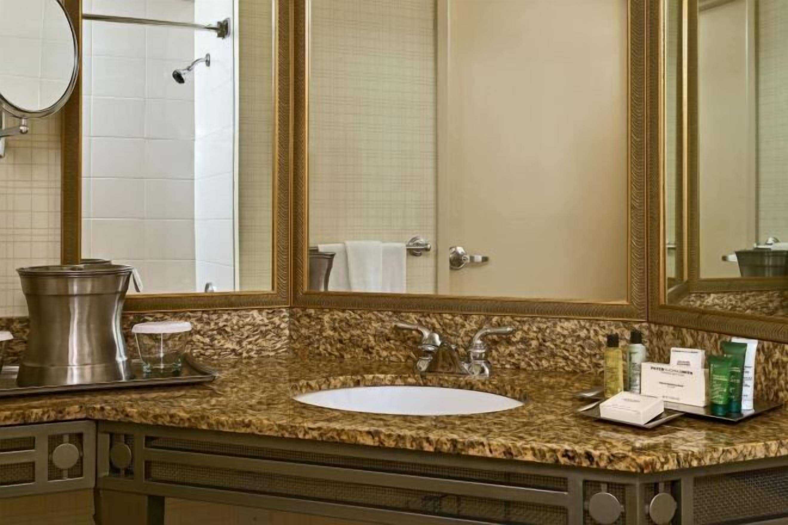 淋浴/浴缸二合一、名牌盥洗用品、吹風機、毛巾