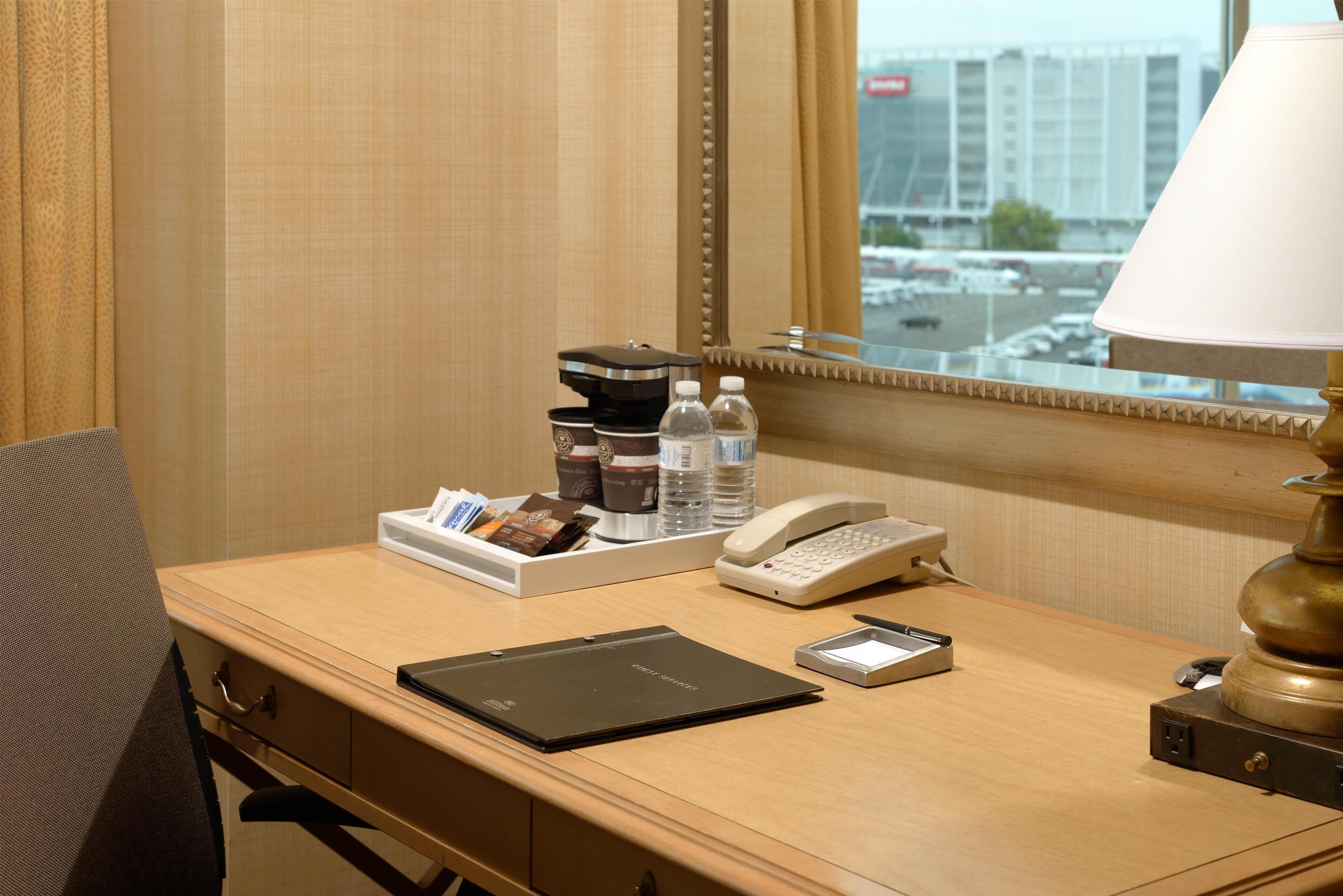 Sengetøy av topp kvalitet, senger med overmadrass og safe på rommet