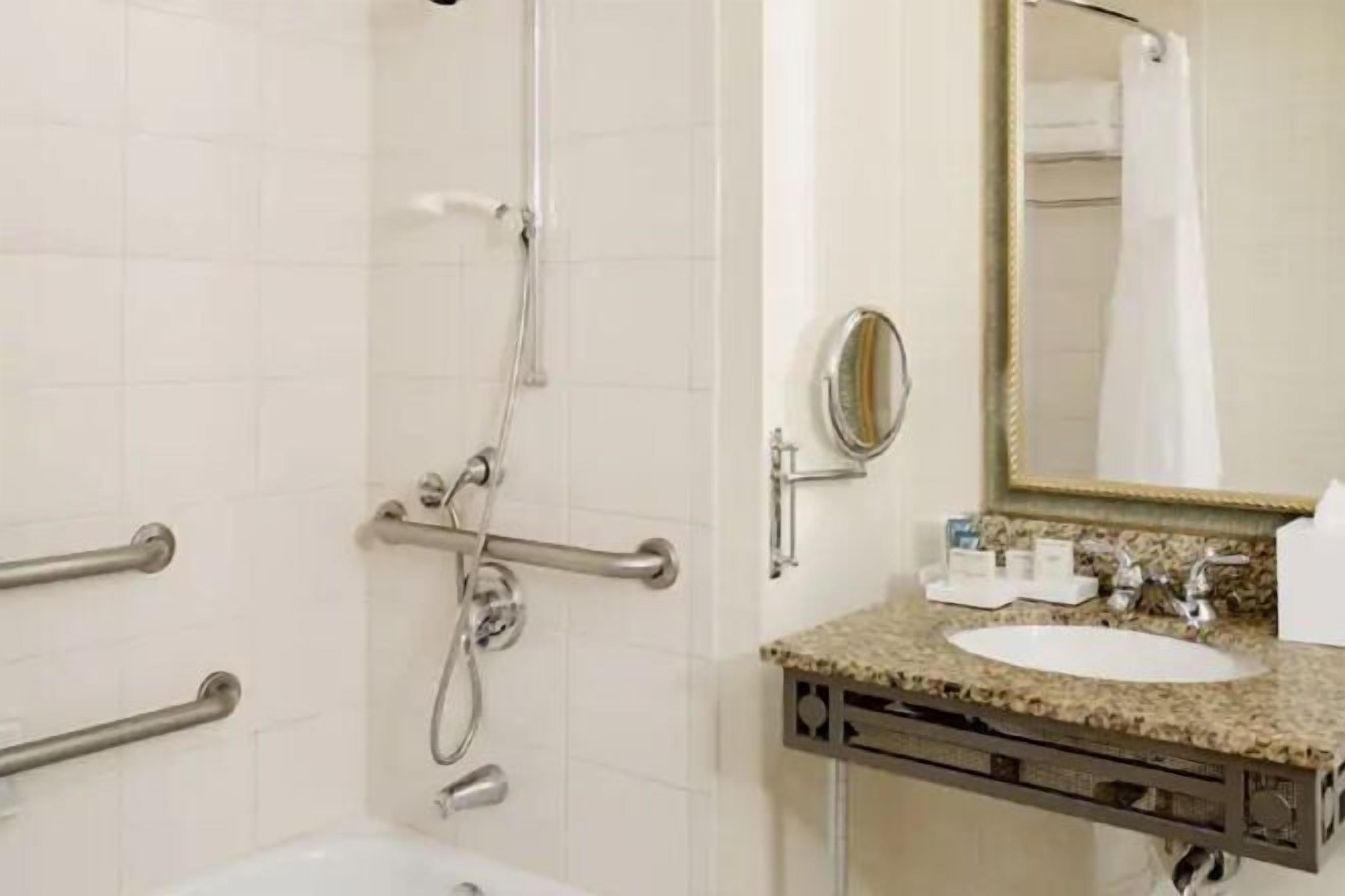 浴室 | 淋浴/浴缸二合一、名牌盥洗用品、吹風機、毛巾