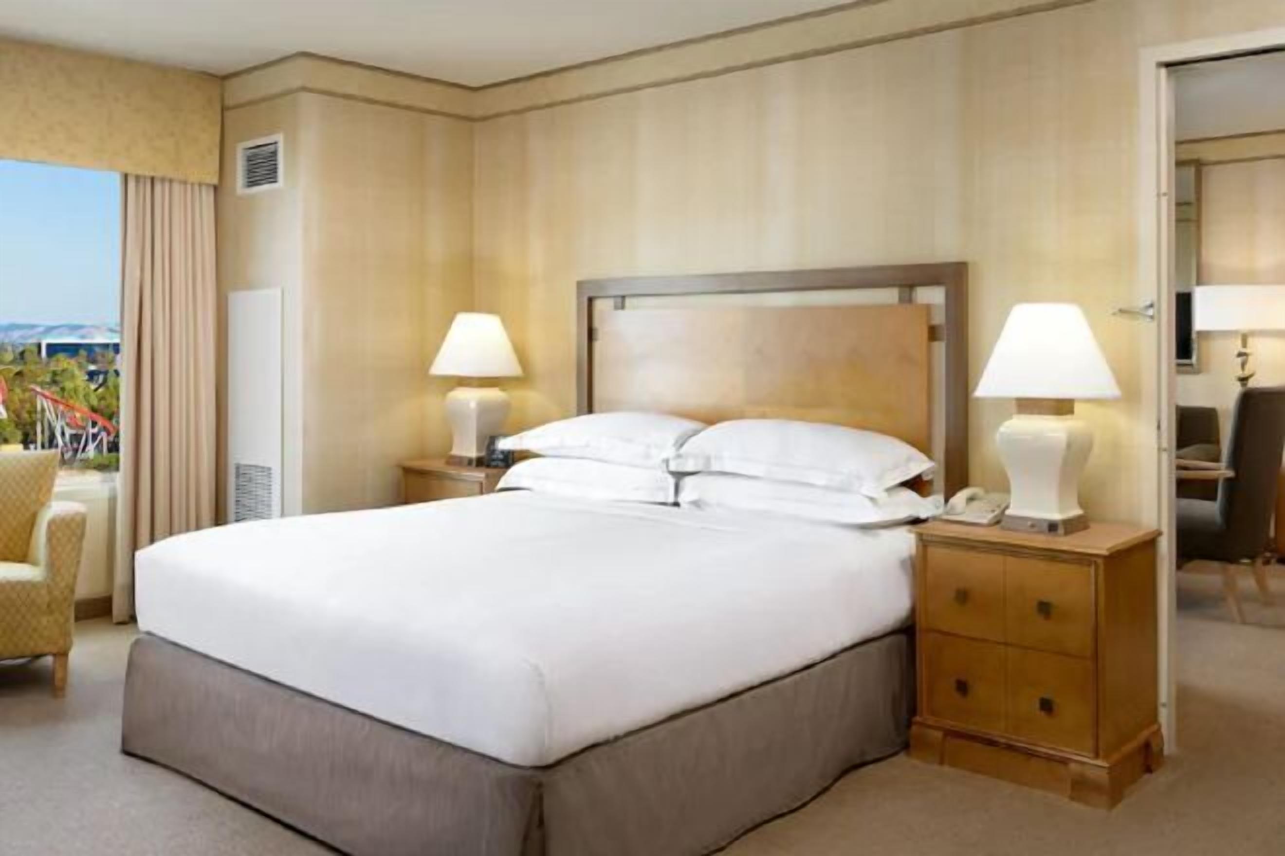 高級寢具、舒適加層、客房內保險箱、書桌