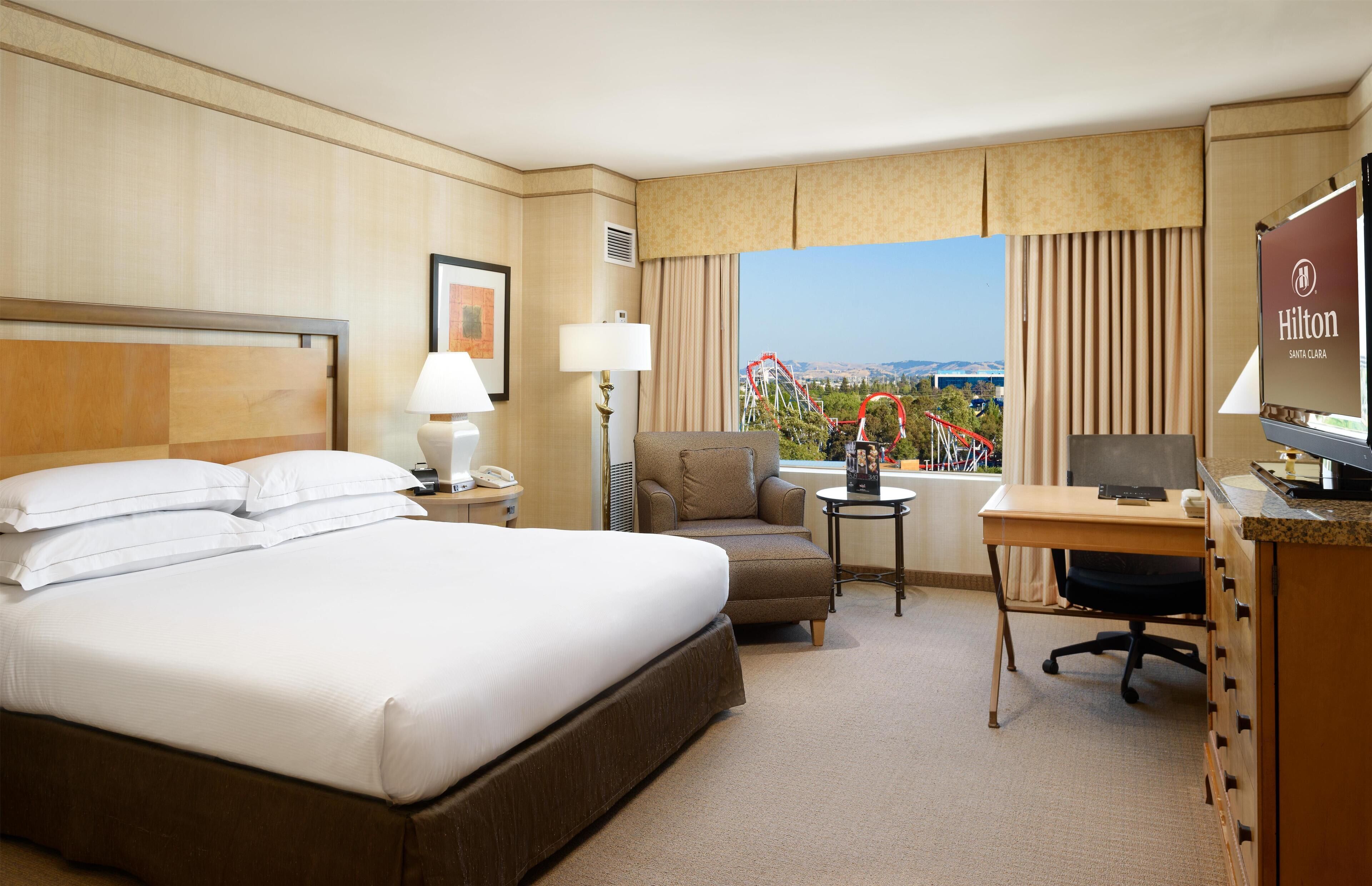 Sengetøy av topp kvalitet, senger med overmadrass og safe på rommet