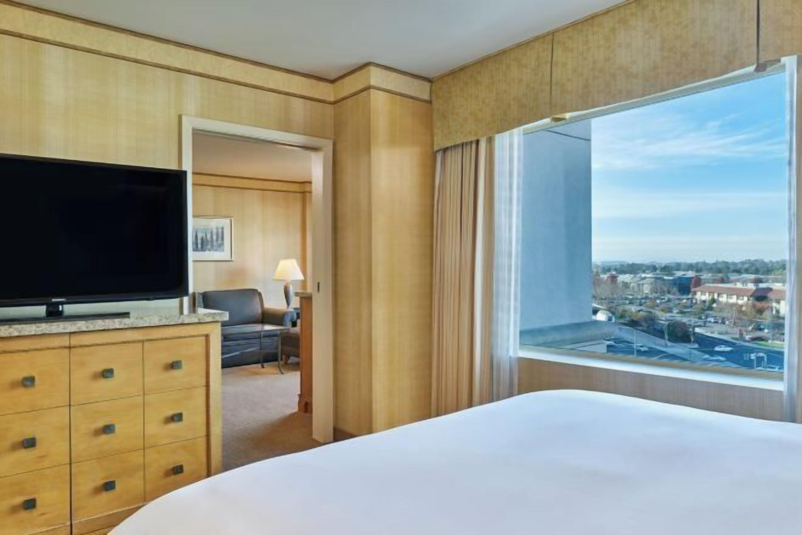 高級寢具、舒適加層、客房內保險箱、書桌