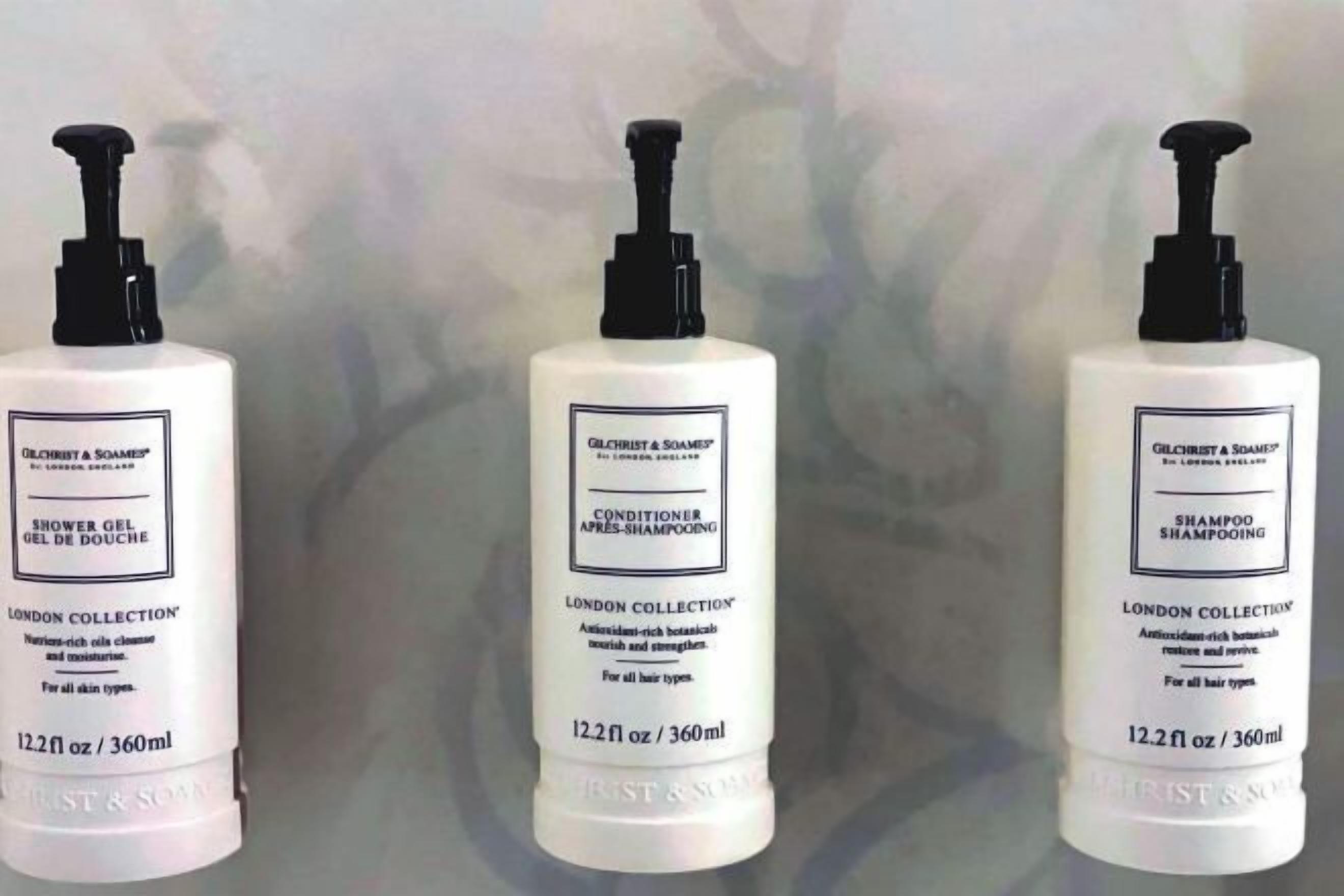 淋浴/浴缸二合一、名牌盥洗用品、吹風機、毛巾