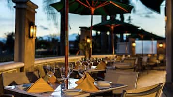 供应早餐、午餐和晚餐