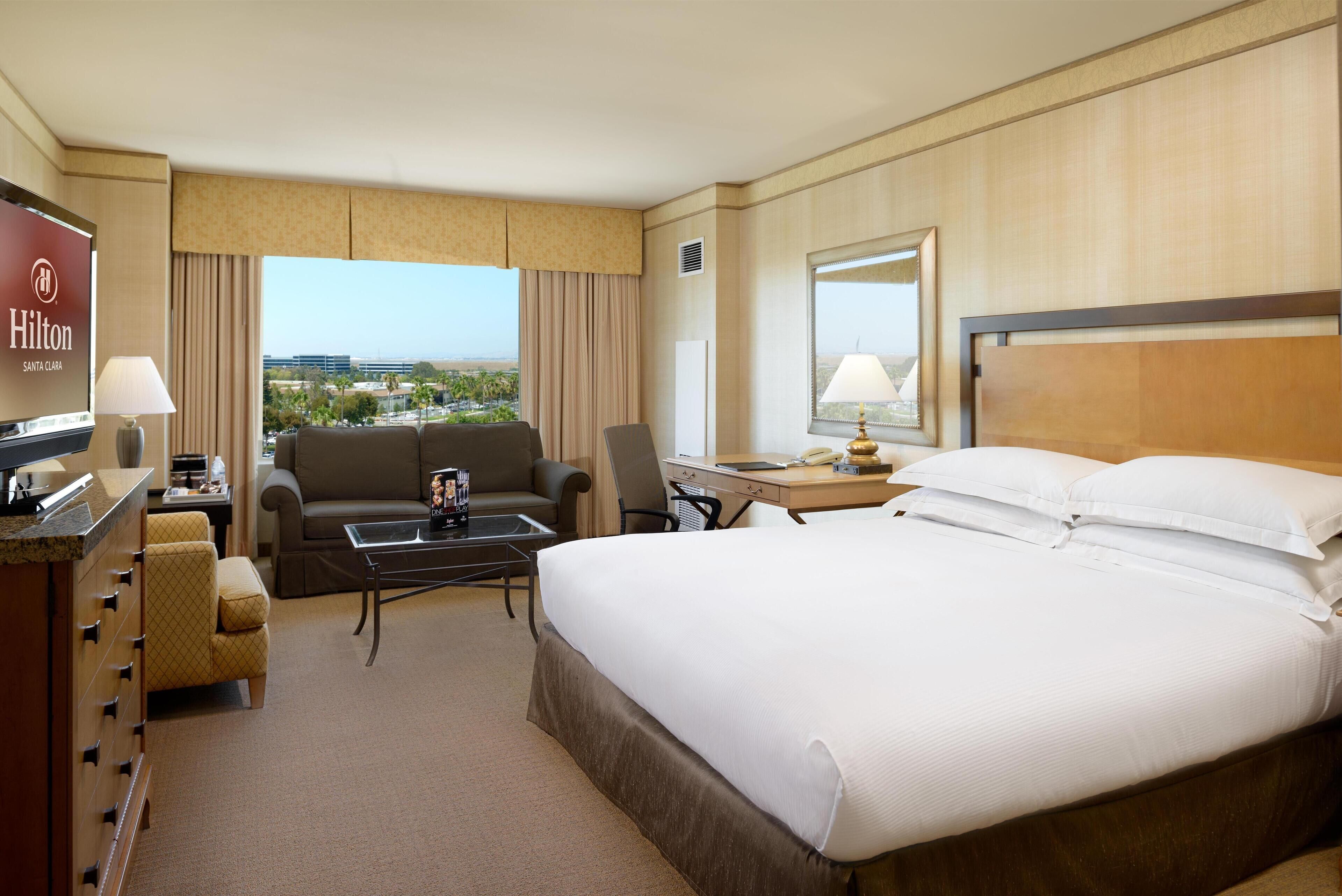 Rom – deluxe, 1 kingsize-seng, tilgjengelighetstilpasset, badekar (Mobility Accessible) | Sengetøy av topp kvalitet, senger med overmadrass og safe på rommet