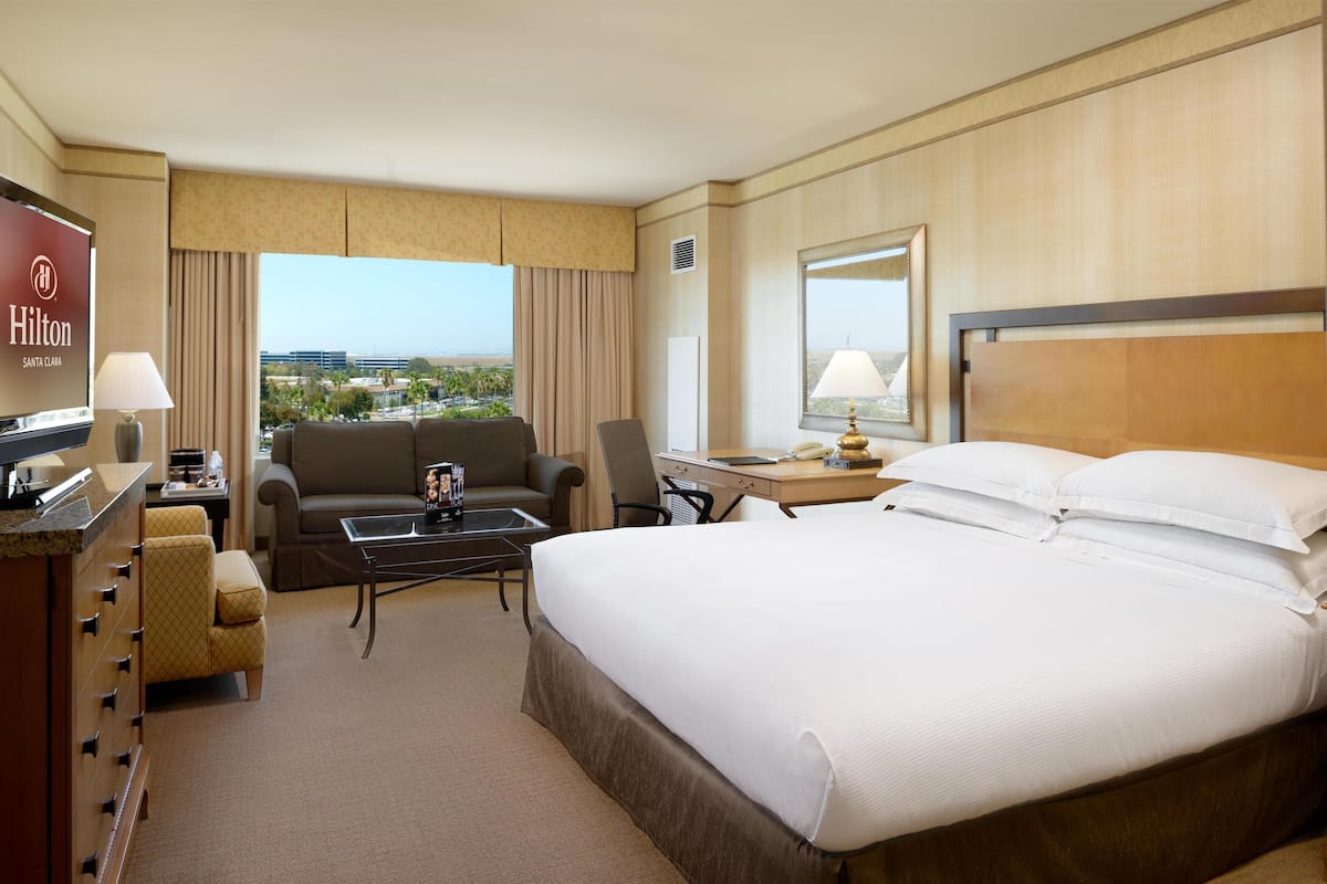 Rom – deluxe, 1 kingsize-seng, tilgjengelighetstilpasset, badekar (Mobility Accessible) | Sengetøy av topp kvalitet, senger med overmadrass og safe på rommet